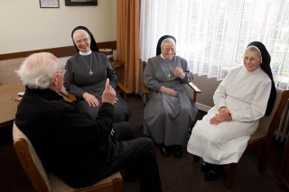 Pfarrer und Ordensschwestern (Foto: SMMP/Pohl)