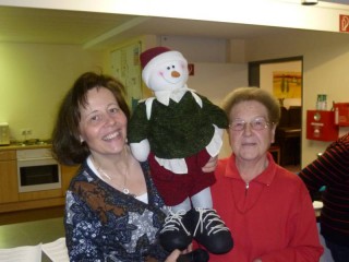 Frau Holthaus und Frau Kranz haben die 1. Adventsfeier sehr genossen. Wie soll denn unser Schneemännchen nun heißen?