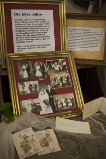 Mit historischen Bildern und kleinen Infotexten wurden die Brautmoden-Trends deutlich