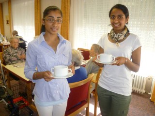 Sonia und Monia Kaur-Singh servieren die leckere Spargelcremesuppe