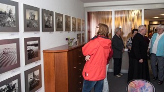 Großer Andrang: Die Eröffnung der Ausstellung mit Werken von Helga vom Wege führte viele Besucher ins Haus Maria Regina. (Foto: SMMP/Beer)