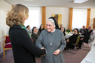 Schwester Placida vom Kreuz Laroche dankt Ida Knecht im Namen des Schwesternkonventes für die gute Zusammenarbeit. Foto: SMMP/Bock