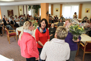 Mitarbeiter, Ordensschwestern und Bewohner füllten den Speiseraum während der verabschiedung von Annelore Rebentisch im Haus Maria Regina. Foto. SMMP/Bock