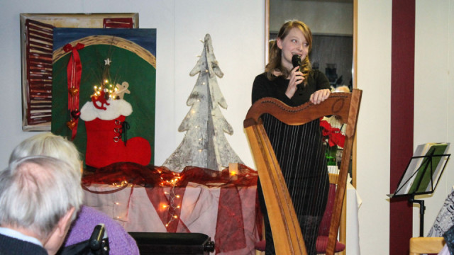 Vicky Großkreuz verzauberte ihre Zuhörerinnen und Zuhörer mit den Klängen der Harfe und ihrem Gesang. Foto: SMMP/Annegret Holthaus 