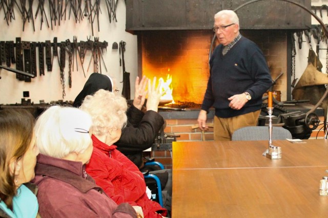 Zu Besuch in der Schmiede. (Foto: SMMP/Rostalski)