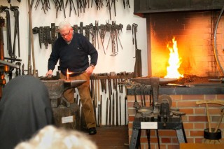 Zu Besuch in der Schmiede. (Foto: SMMP/Rostalski)