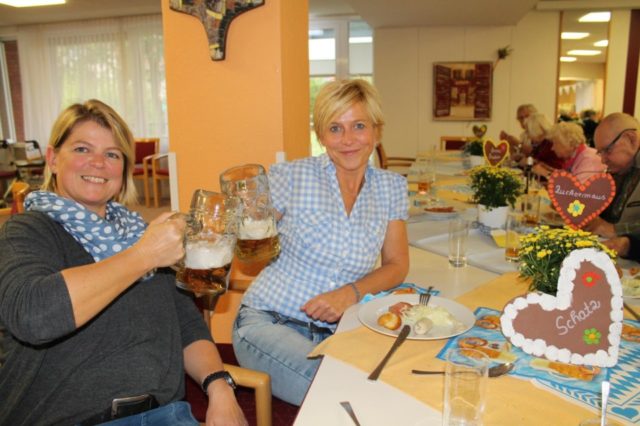 Auch Andrea Westenhorst und Alexandra Schlesinger, den Töchtern unserer Bewohnerin Hedwig Pelz, schmeckte das Bier aus dem Maßkrug ausgezeichnet. 