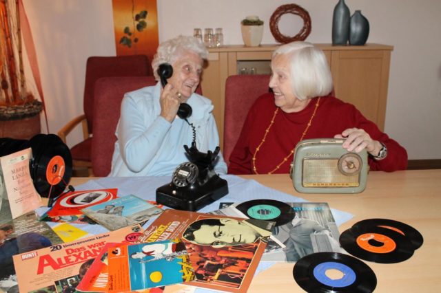 Frau Jungbluth (links) und Frau Fernkorn (rechts) freuen sich über die alten "Schätzchen"