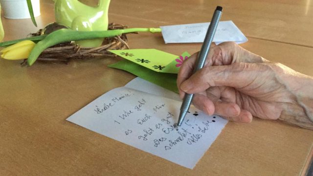 Die Senioren im Haus Maria Regina werden kreativ: Sie basteln und schreiben Karten an ihre Familien und Bekannten. Foto: Holthaus/SMMP